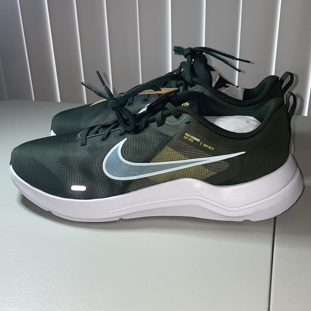NIKE DOWNSHIFTER 12 4E NEW, size 14M,15.5W, very comfy, last one! DM0919 300